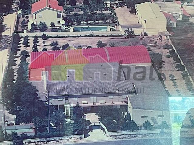 Terreno urbano 5140 m2, 3 armazéns, 3 apartamentos T2 Brejos Pequenos Azeitão