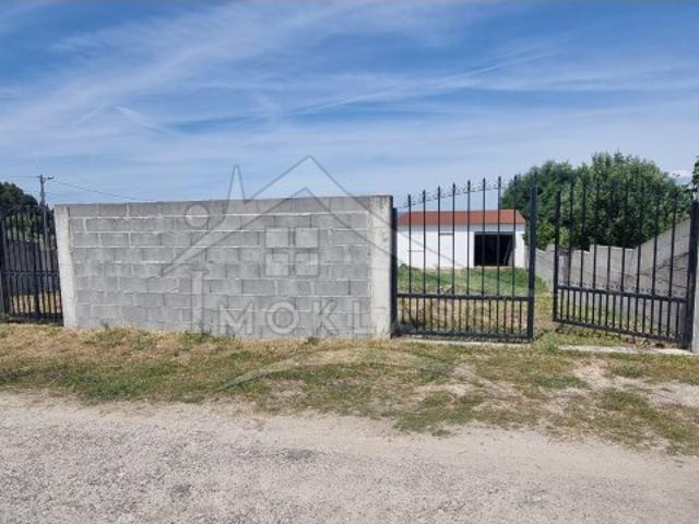 Terreno urbano totalmente murado com casinha de campo com garagem