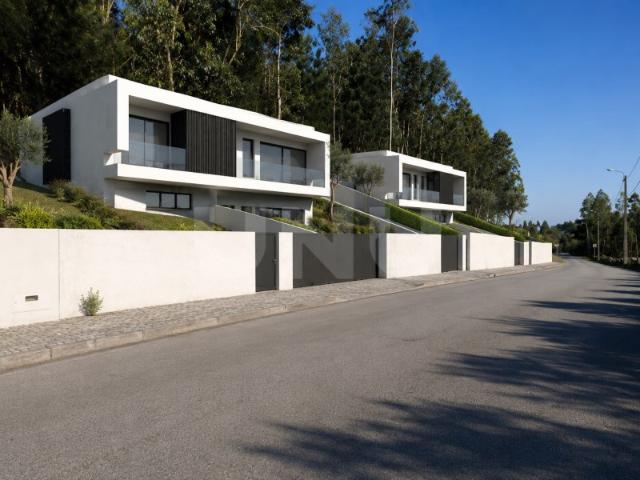 Terreno urbano c/ 3.846 m2| Projeto Aprovado para 2 Moradias | Sta. Maria da Feira