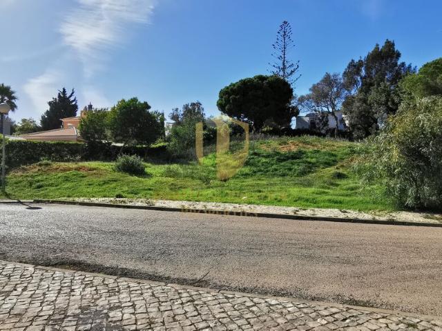 Terreno Urbano com 1008 m2 para construção de moradia