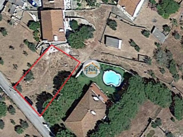 Terreno Urbano com 322 m², Área de Edificação de 194 m² em Aldeia da Serra Redondo