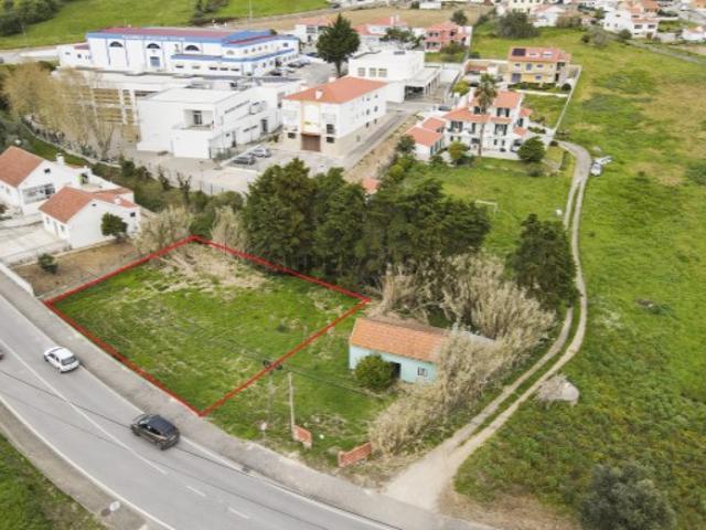 Terreno urbano com 625 m², situado em Alcainça Pequena, Mafra, com projeto de arquitetura para a construção de uma moradia unifamiliar