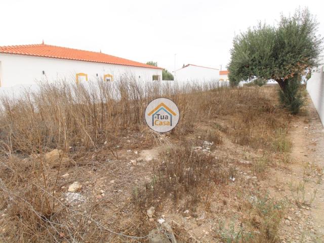 Terreno Urbano de 676 m2 com Água e Luz, Entradas, Castro Verde