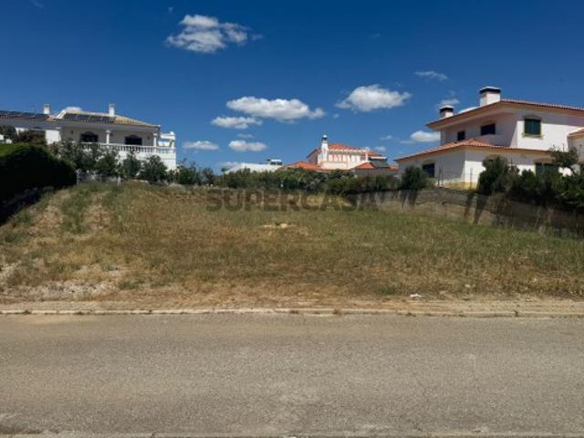Terreno urbano com 830 m² de área total, situado na prestigiada urbanização Quinta do Sobral, em Castro Marim, Algarve