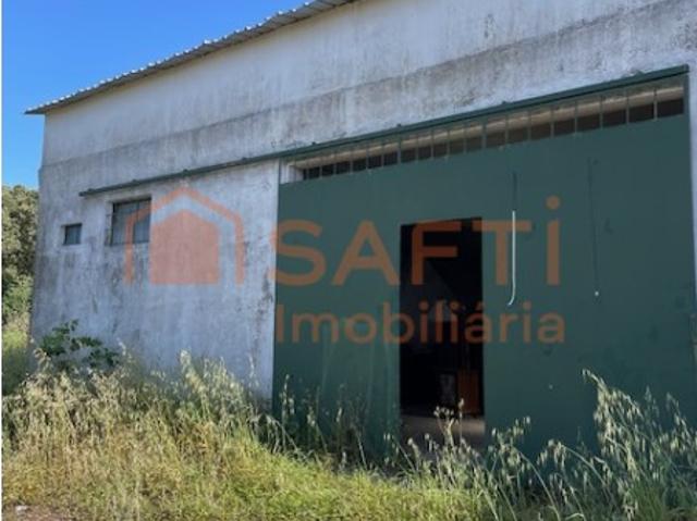 Terreno urbano com barracão em Tomar