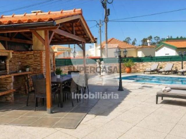 Terreno urbano com benfeitorias e piscina | Marinha Grande