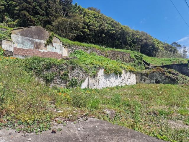 Terreno Urbano com Moradia em Ruína para Construção na Freguesia da Ribeirinha, Ilha do Faial