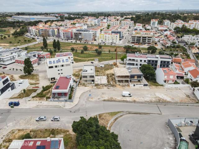 Terreno Urbano com projeto aprovado em inicio construo em Setbal /