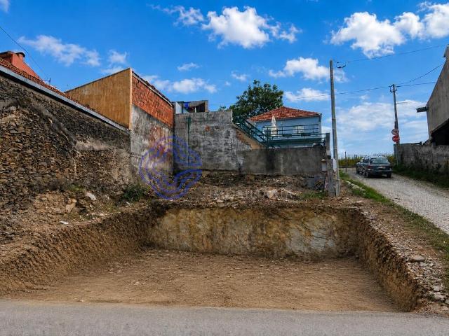 Terreno Urbano com Projeto Aprovado para Moradia T3 em São Pedro da Cova, Gondomar, Porto