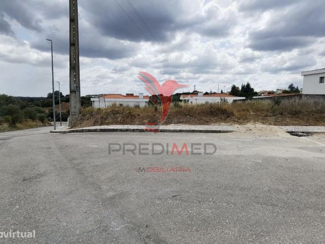 Terreno urbano com rea total de 651,78m2 na localidade de Alcanena