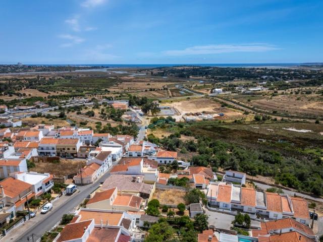Terreno urbano com vista para a Ria de Alvor