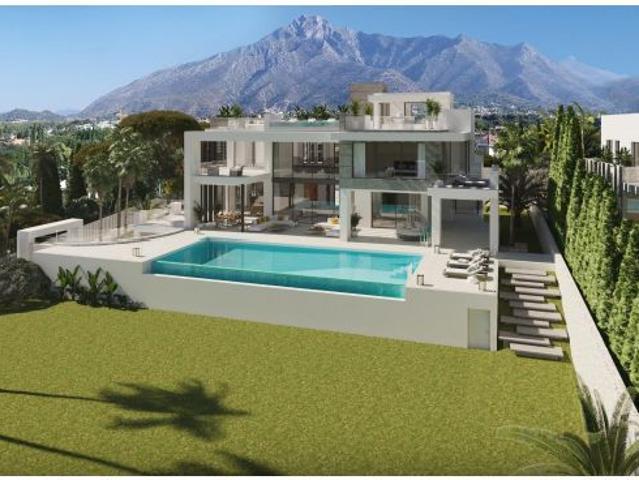 Terreno urbano con licencia den obra en urbanizacion cerrada Rocio de Nagueles, Milla de Oro