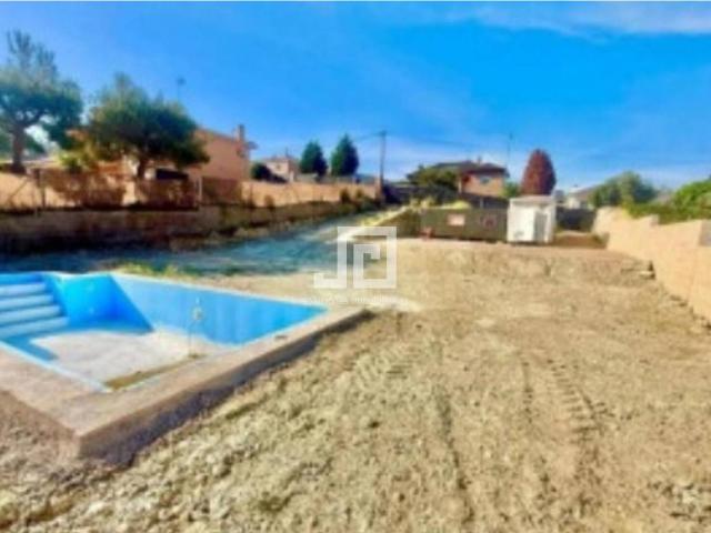Terreno urbano con piscina y edificable en Colmenar de Oreja