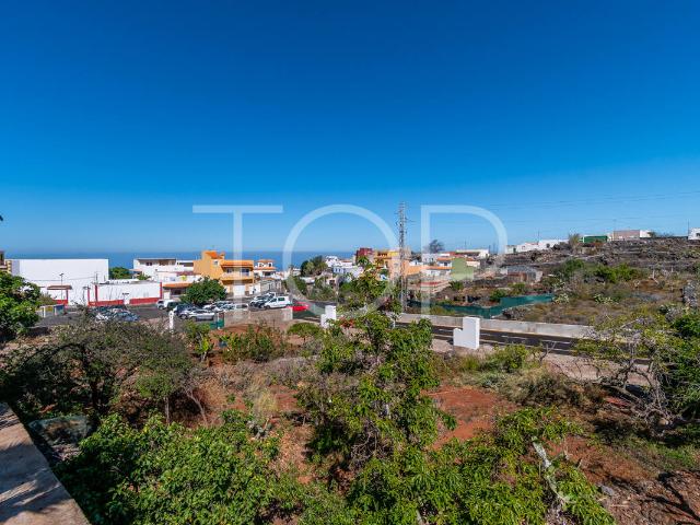 Terreno urbano con villa proyectada, piscina y potencial de ampliación en zona residencial
