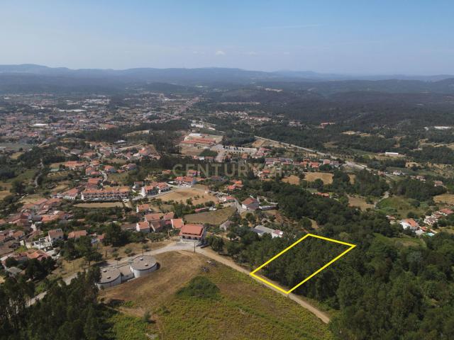 Terreno urbano de 1684m2 para construção com vistas panorâmicas, bom acesso numa localização exceptional e sossegada a 5min. do centro de Lousã