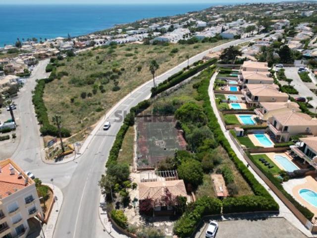Terreno Urbano de 2805 m² com Vista Mar e Privacidade na Prestigiada Praia da Luz