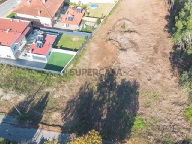 Terreno urbano de generosas dimensões para venda em Santa maria da Feira