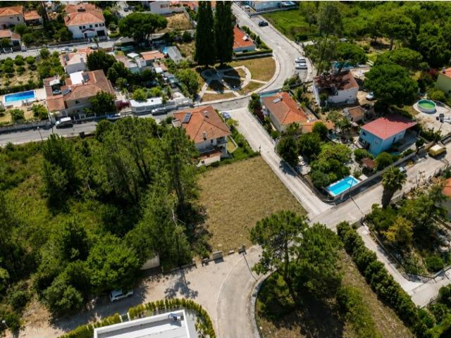 Terreno Urbano na Lagoa de Albufeira com Projeto de Arquitetura e Especialidades para Moradia Isolada