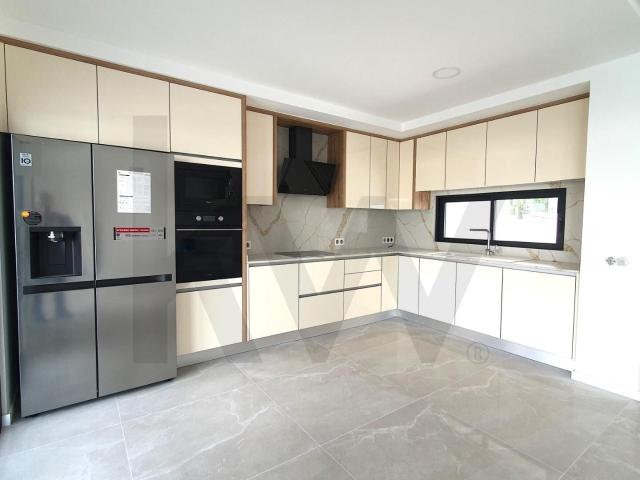 MORADIA T3 NOVA, CONTEMPORÂNEA, PISCINA, CAVE, ALCANTARILHA, ALGARVE!