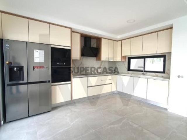 MORADIA T3 NOVA, CONTEMPORÂNEA, PISCINA, CAVE, ALCANTARILHA, ALGARVE!