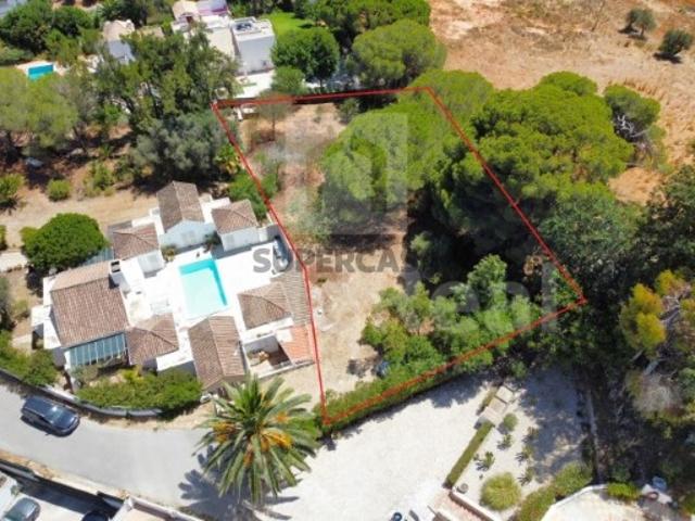 Terreno Urbano para construção de Moradia com Piscina