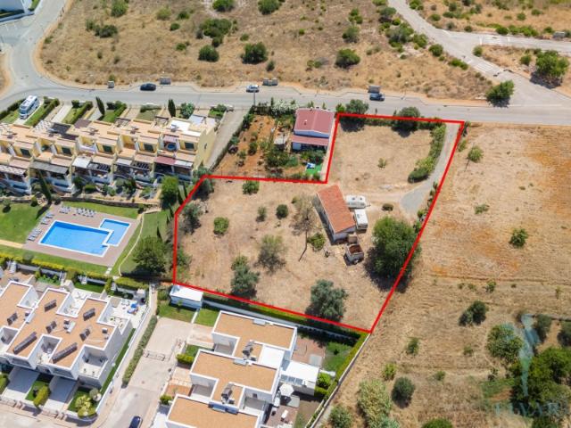 Terreno urbano para construção de prédio, situado entre Ferragudo e Parchal