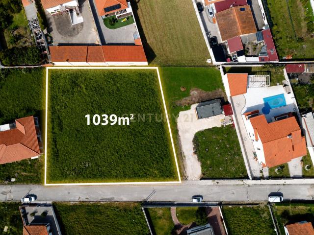 TERRENO URBANO PARA CONSTRUÇÃO EM VIEIRA DE LEIRIA COM 1.039 m²