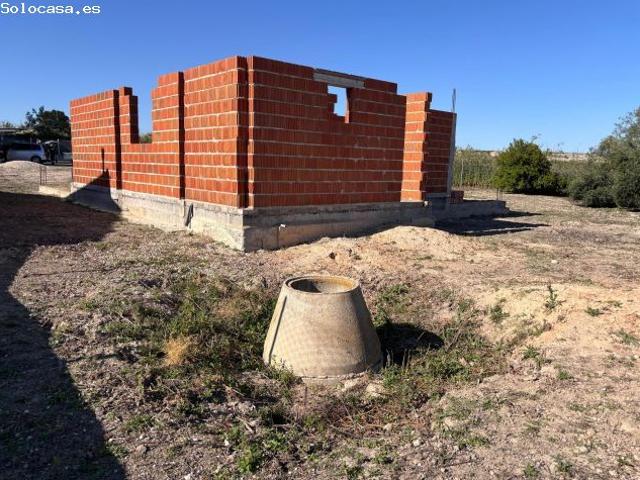 Terreno vallado con proyecto de vivienda en La Yesera