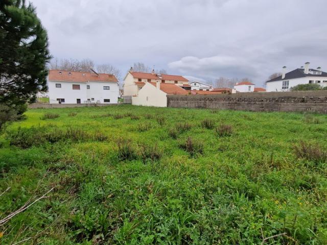 Terreno urbano com área de construção de 420m2, em S. João das Lampas