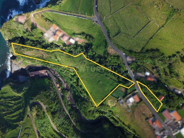 Terreno 2 em 1 localizado na ilha das Flores