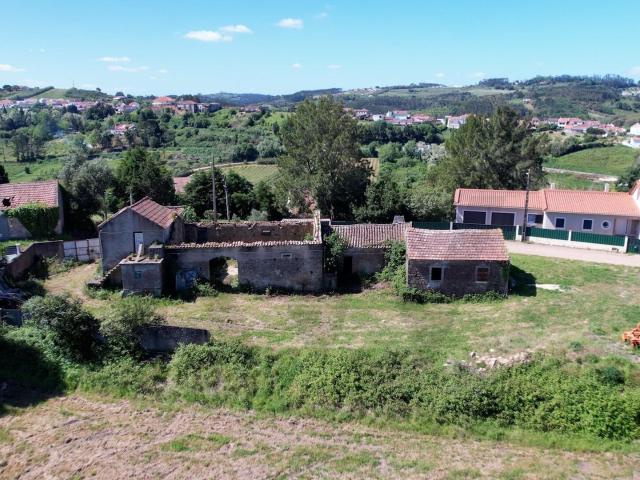 Terreno 4.400 m² com ruínas e elevado potencial de construção | Óbidos