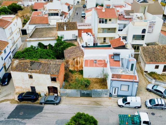Terrenos urbanos com potencial de construção no centro da Lagoa