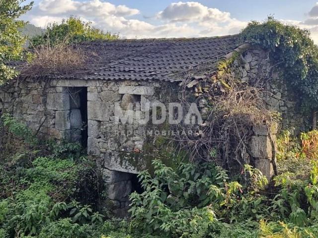 Terrenos com Ruína para Reconstrução em Romariz / Feira – 4.834 m²
