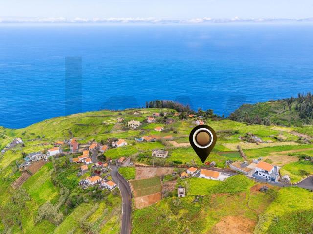 Terrenos com Ruína em Ponta do Pargo