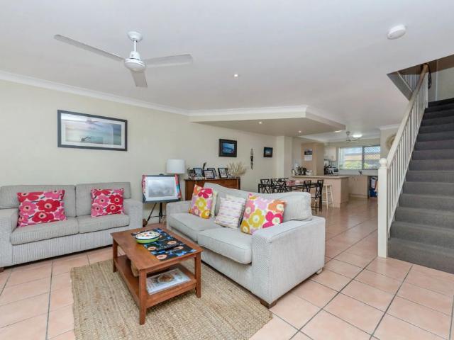 TERRIFIC TOWNHOUSE IN HYDE PARK