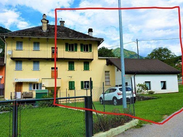 Tessiner Haus von 9 loc. zu renovieren mit Nebengebäude und Grundstück sonnige und ruhige Lage 9 Zimmer Haus mit Land
