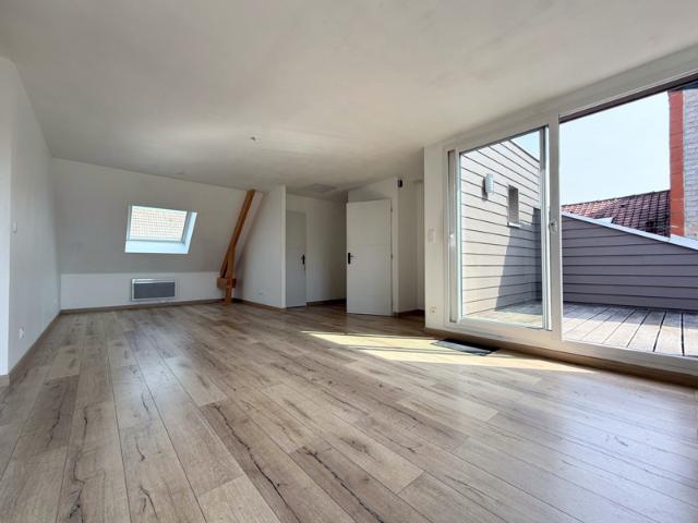 TÉTEGHEM CENTRE APPARTEMENT TYPE 3 TRAVERSANT TERRASSE &