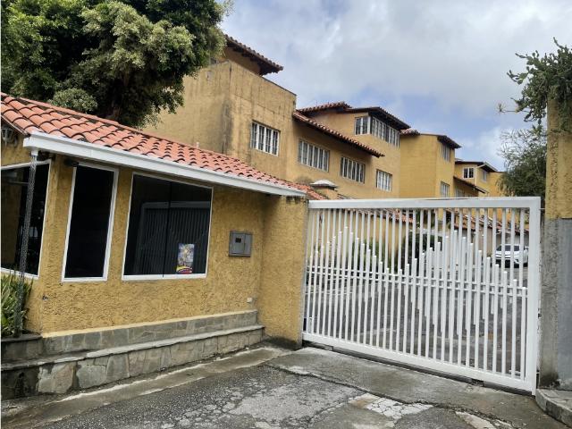 TH en venta La Lagunita. 4Hab, 3b, hab serv con baño, 4PE. 219 m2 AP