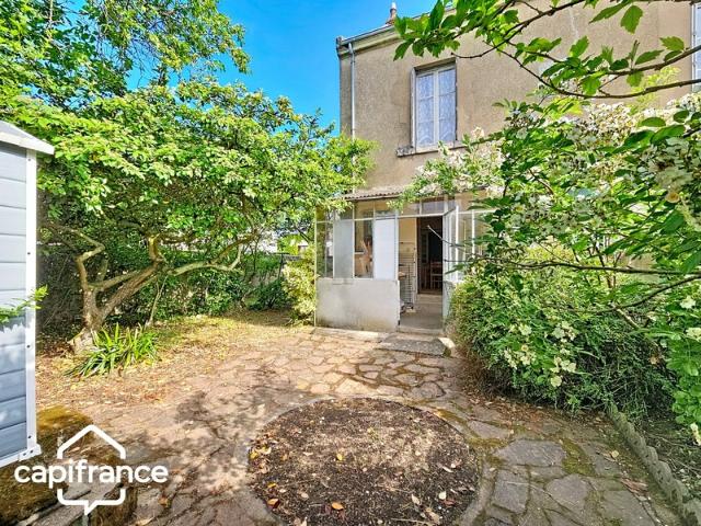 Thouars 79 – Idéal investissement locatif ou premier achat: maison de ville 65m² avec jardin et stationnement privé