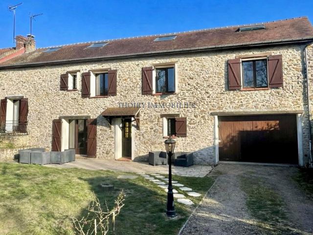 Thoiry Proche. Maison ancienne en pierres apparentes entière