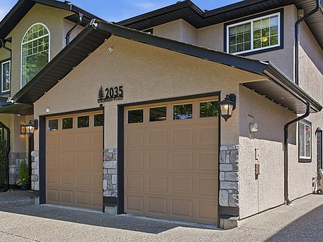 Thetis Lake Retreat Backs Onto Upper Thetis Lake