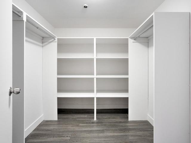 The 2250 Guy Apartments 2 Bedroom Apartment for Rent at 2250 Rue Guy, Montréal, QC H3H 2M3
