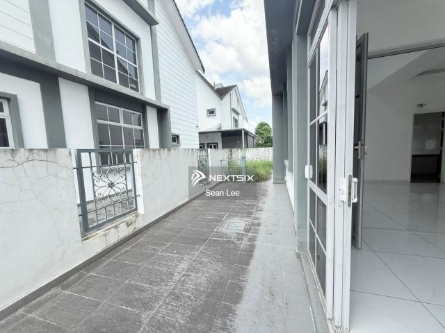 The gateway golf view 2 storey semi d house, long car porch type can park up to 4 cars. View to believe