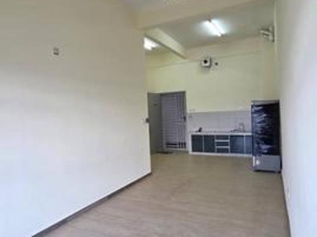 The Garden Apartment low Floor Unit 825 sqft have 2 car park lot