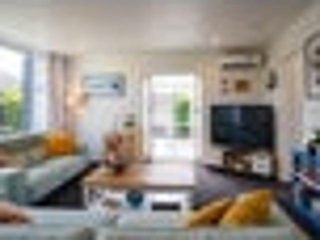 THE EASE OF SINGLE LEVEL LIVING. SIZE, SUN & FLOW