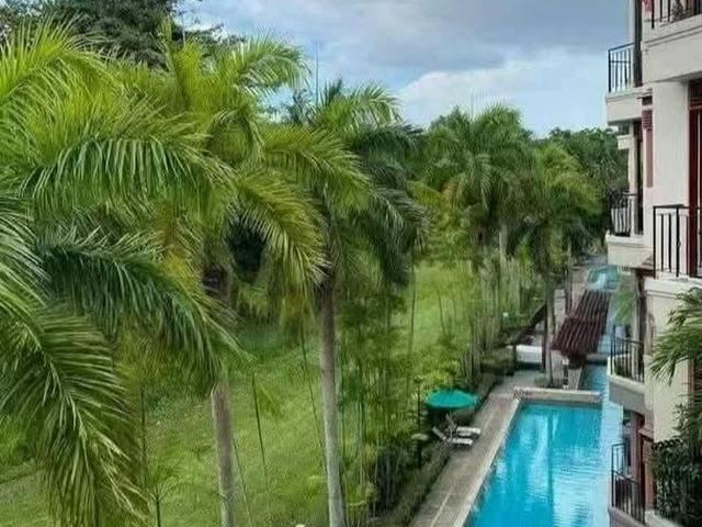 The Edgewater D17, Condominium