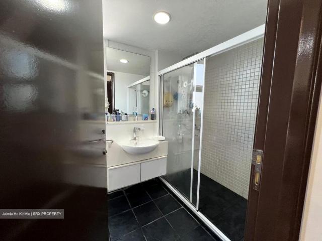 The Esparis D18, Condominium