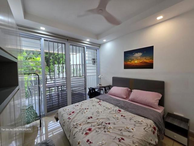 The Esparis D18, Condominium