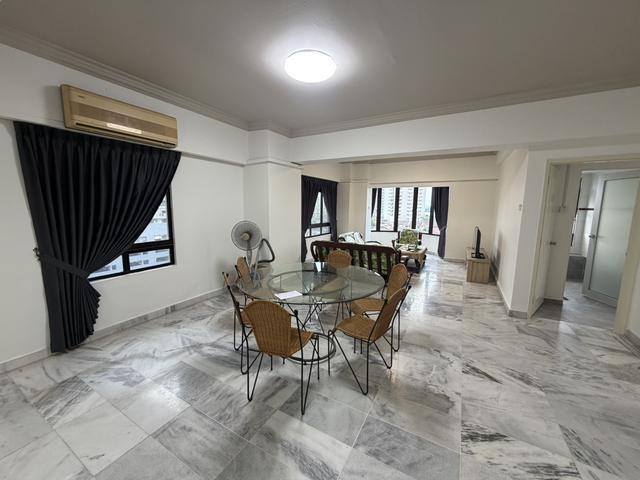 The Habitat JB Town CIQ Custom Renovated New Paint 3 Bedroom Fully