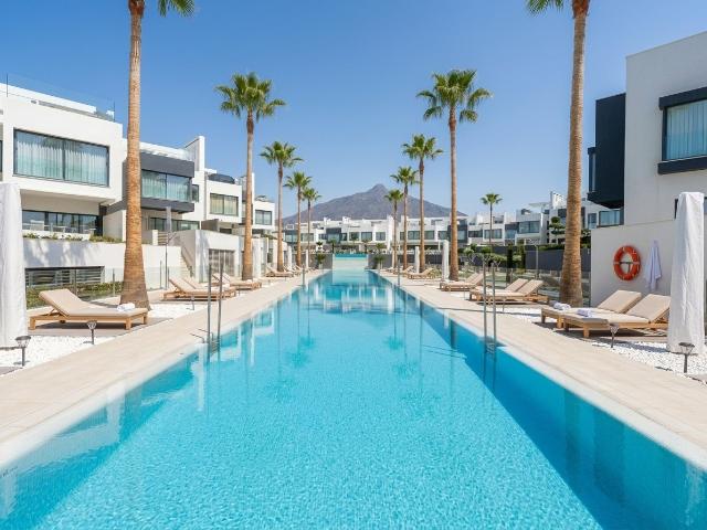 THE ISLAND, Estepona — Exclusiva vivienda de obra nueva con vistas al mar y la montaña
